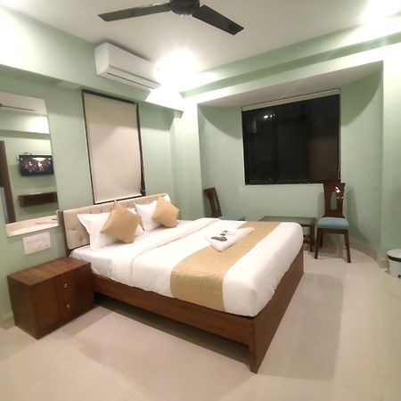 Everest Stays Rooms And Dormitory Мумбай Екстериор снимка
