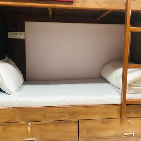 Everest Stays Rooms And Dormitory Мумбай Екстериор снимка