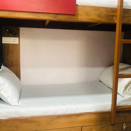 Everest Stays Rooms And Dormitory Мумбай Екстериор снимка