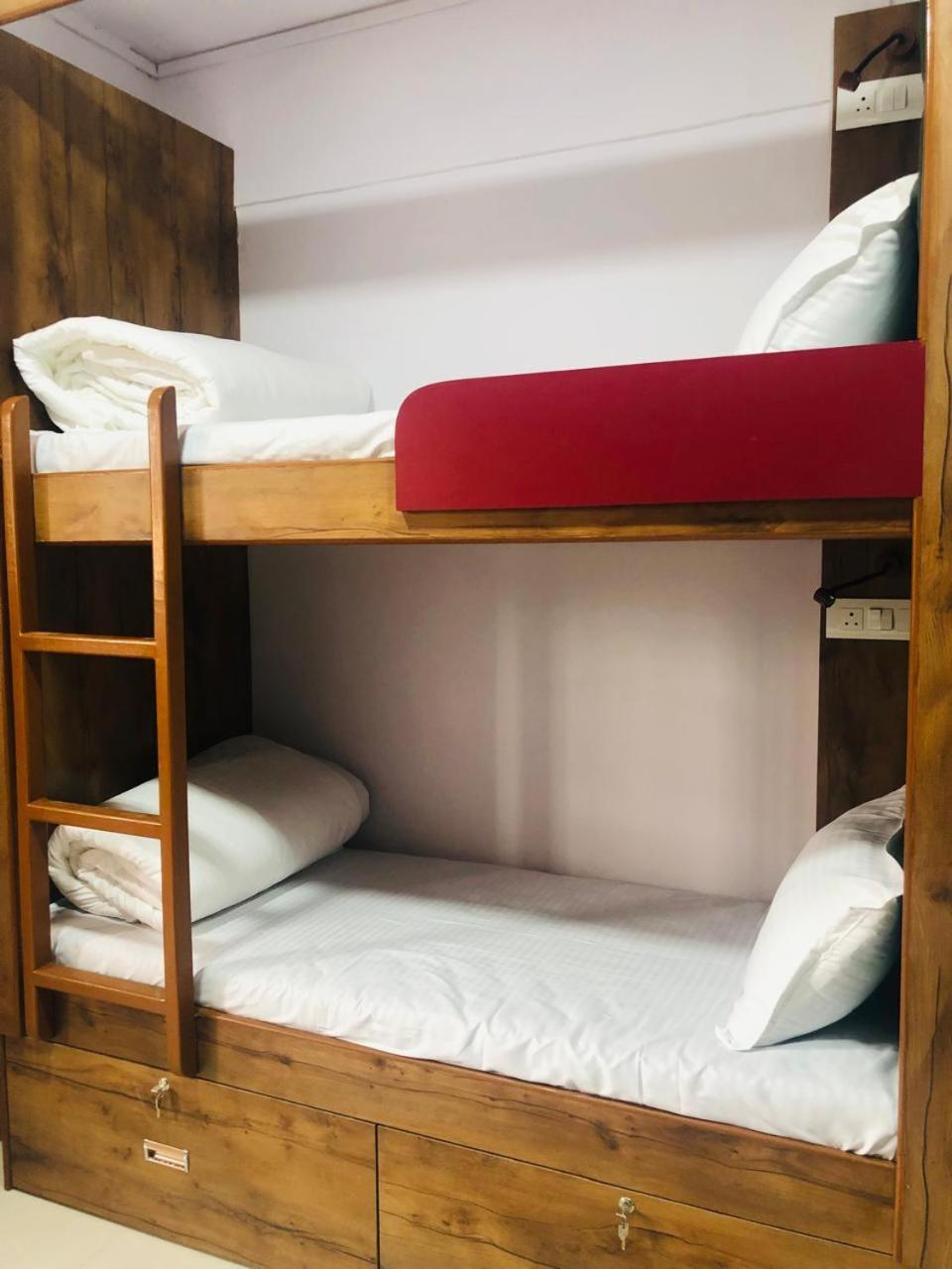 Everest Stays Rooms And Dormitory Мумбай Екстериор снимка