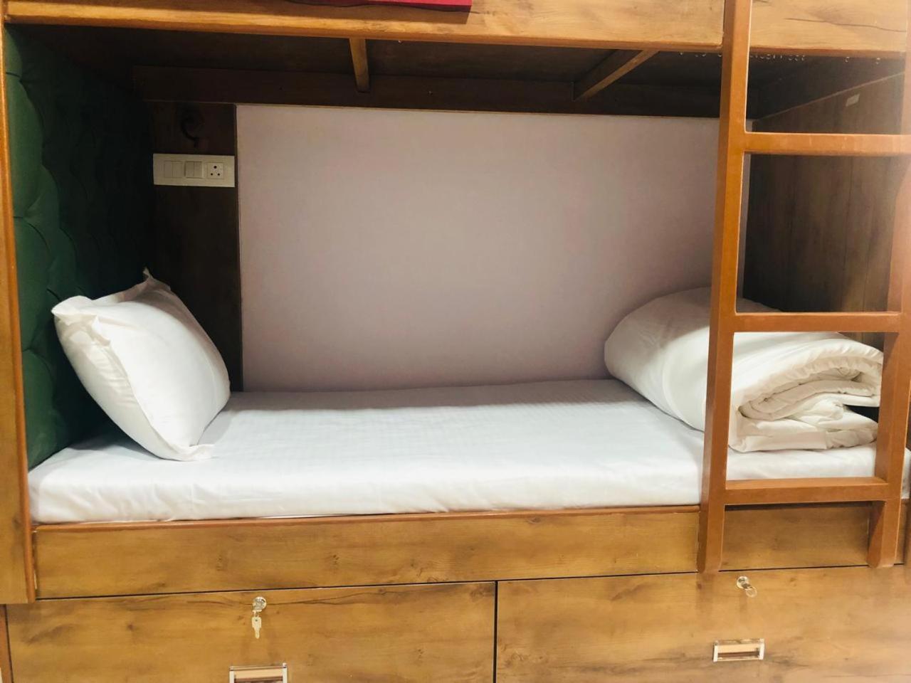 Everest Stays Rooms And Dormitory Мумбай Екстериор снимка