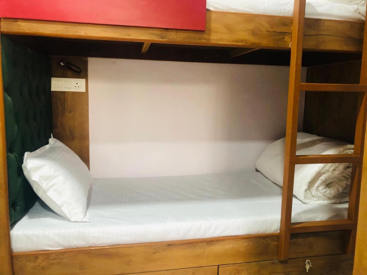 Everest Stays Rooms And Dormitory Мумбай Екстериор снимка