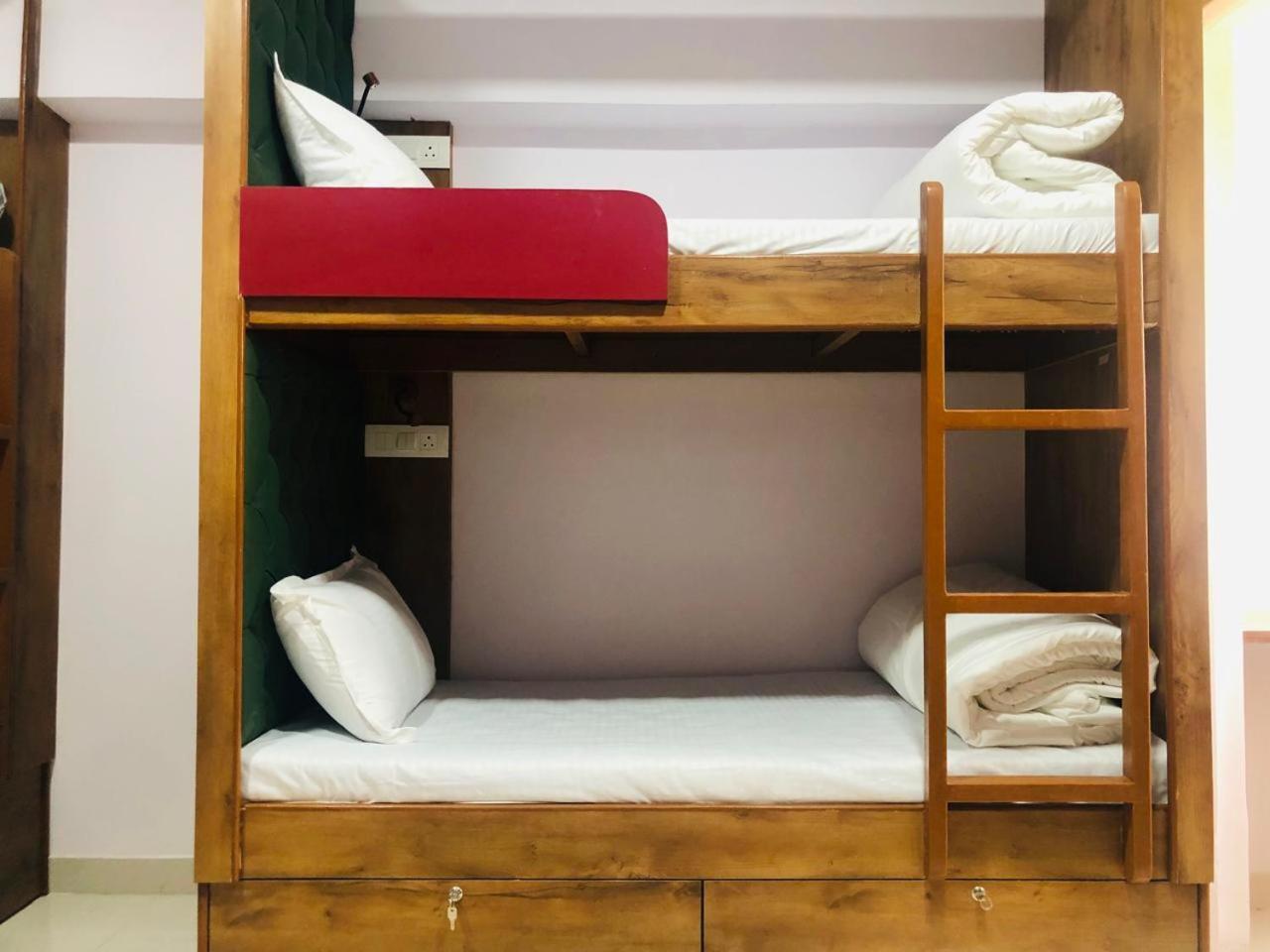 Everest Stays Rooms And Dormitory Мумбай Екстериор снимка