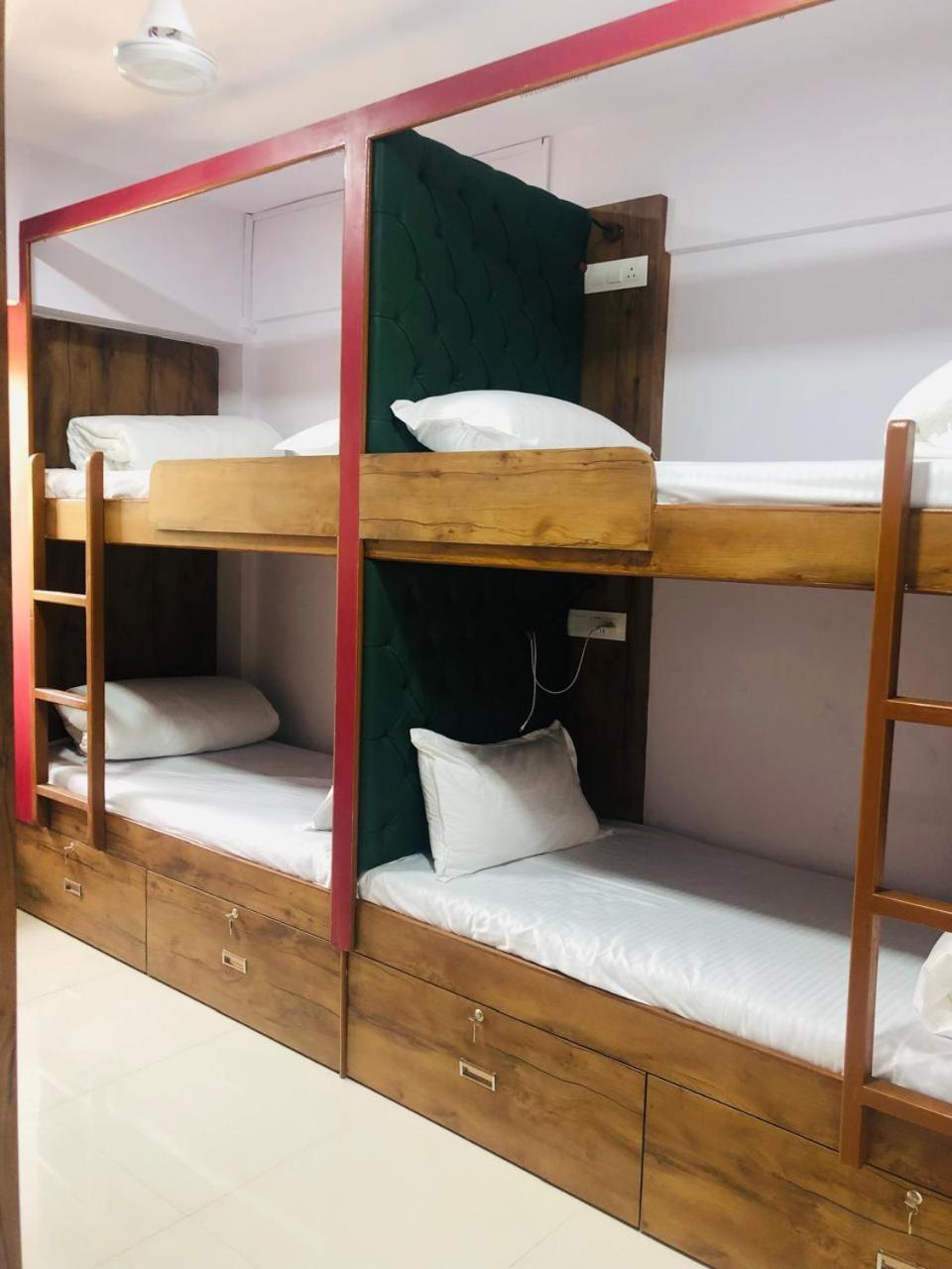 Everest Stays Rooms And Dormitory Мумбай Екстериор снимка